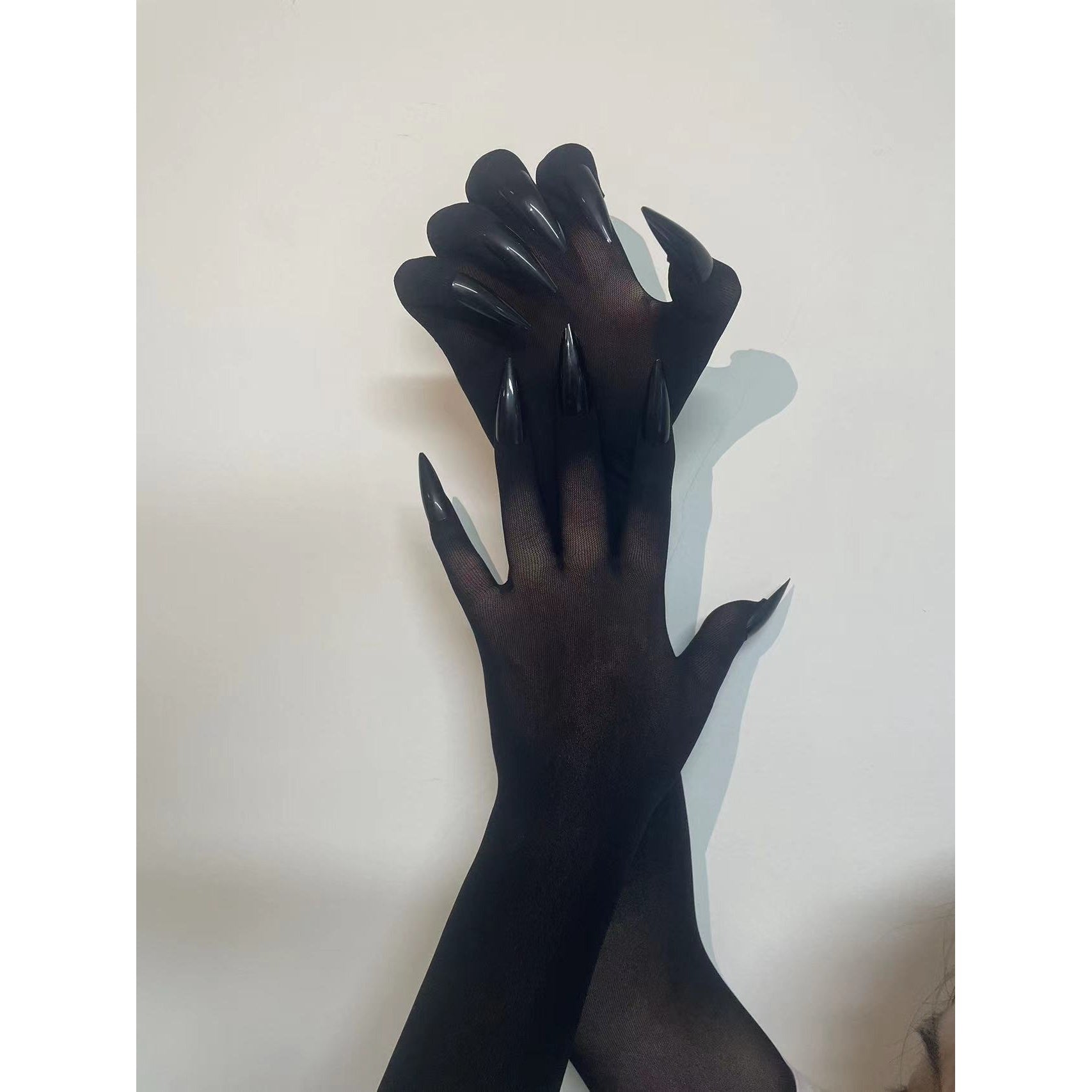 Guantes Negros con Uñas Largas