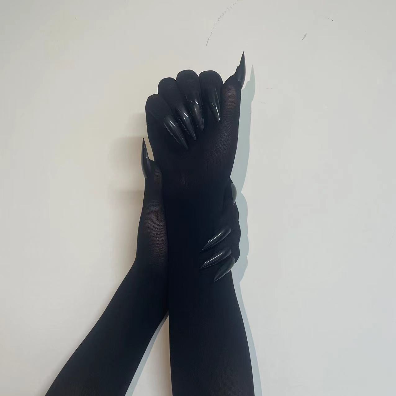 Guantes Negros con Uñas Largas