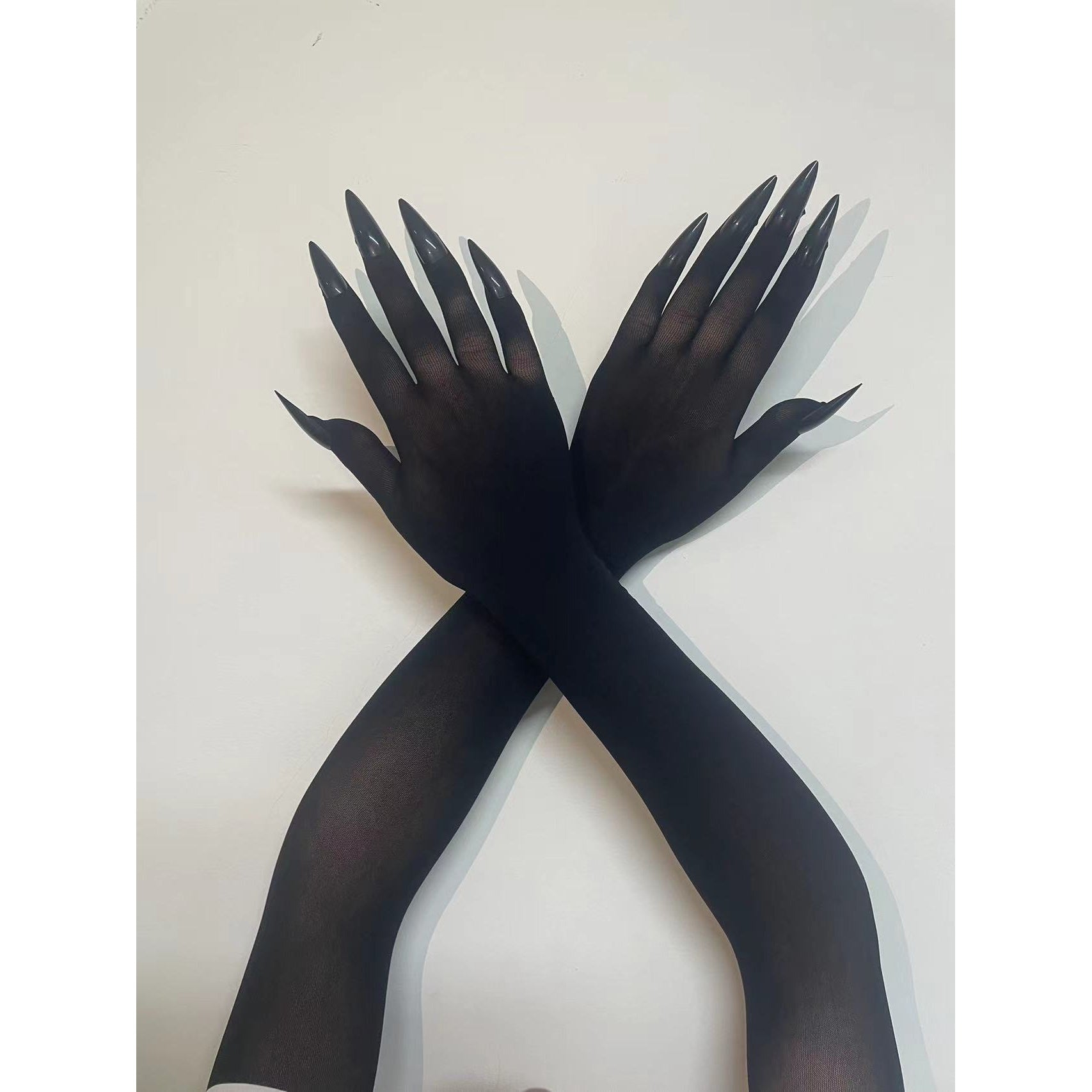 Guantes Negros con Uñas Largas