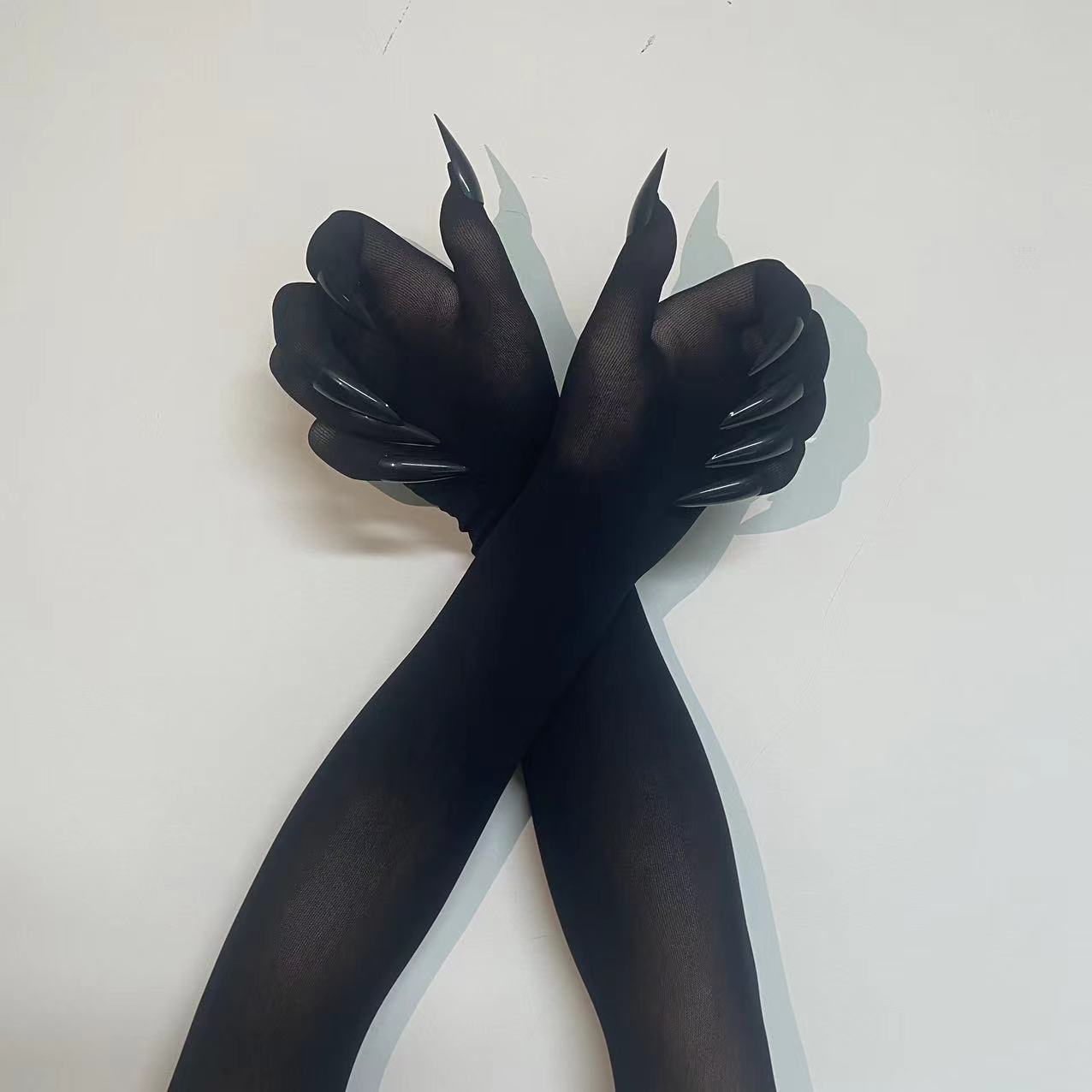 Guantes Negros con Uñas Largas
