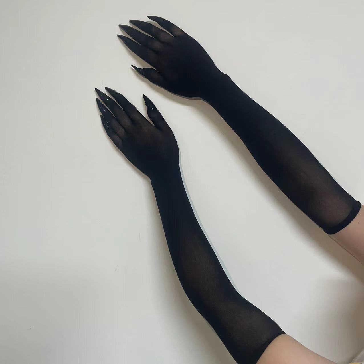Guantes Negros con Uñas Largas