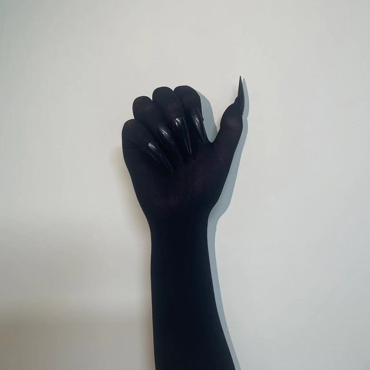 Guantes Negros con Uñas Largas